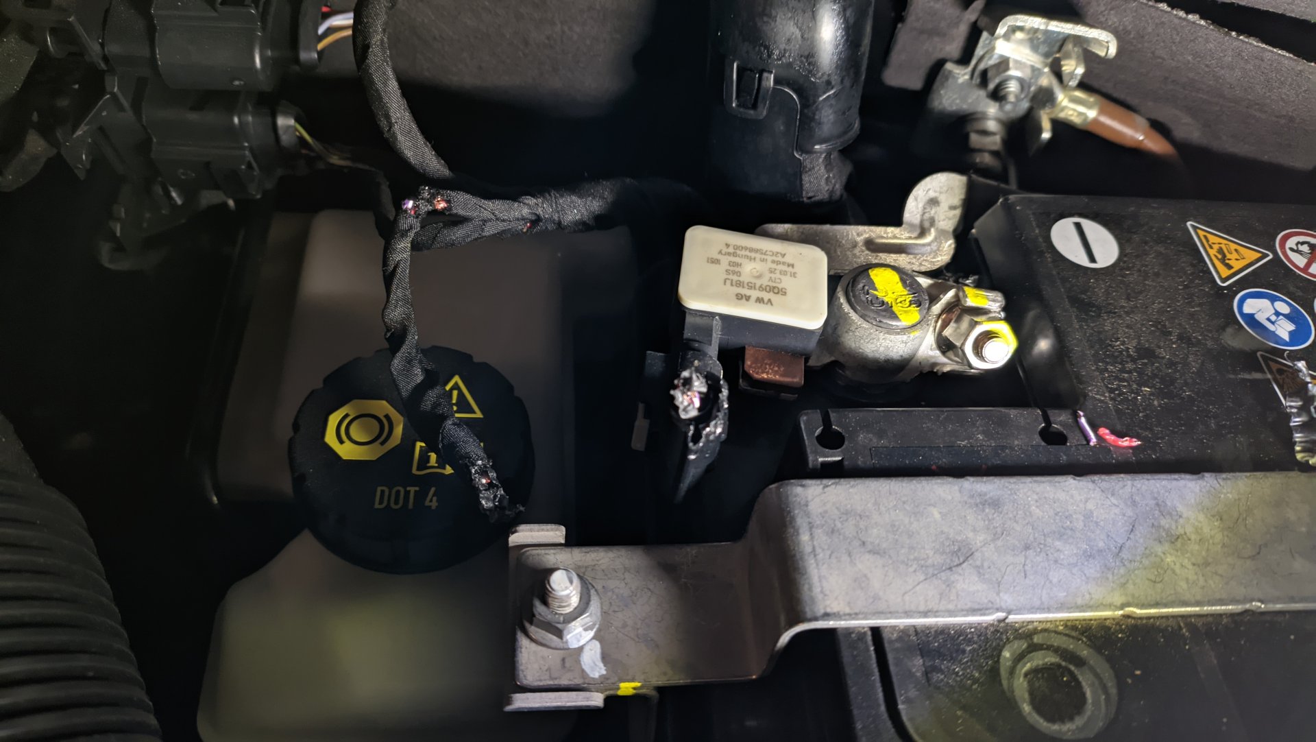 prekousany kabel řídící jednotka pro kontrolu baterie