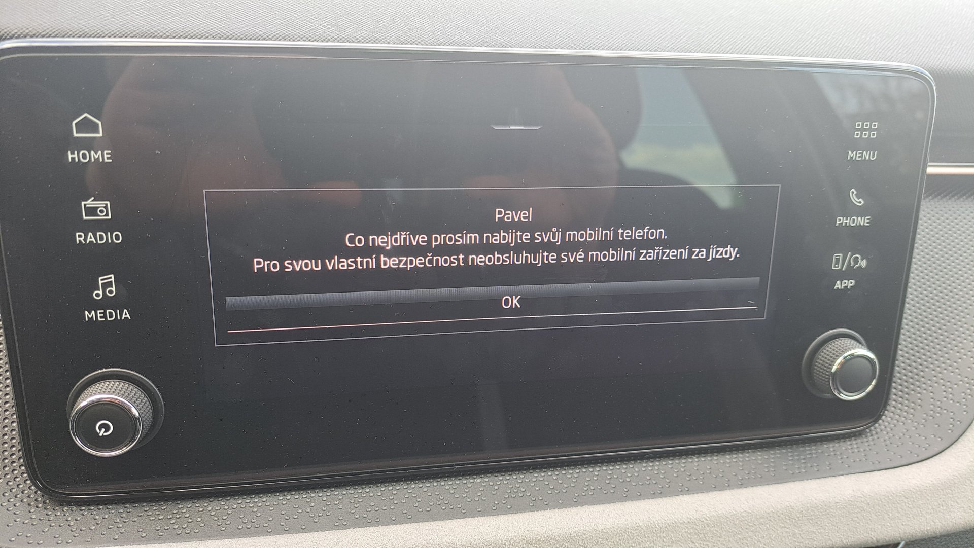 Hláška na infotainmentu "Dobijte co nejdříve svůj telefon"